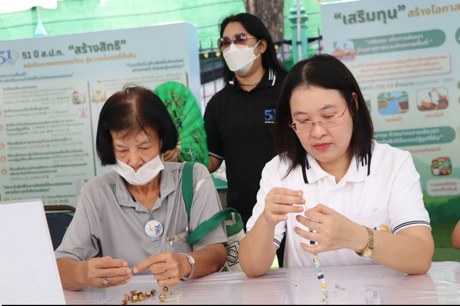 title - รัฐมนตรีว่าการกระทรวงเกษตรและสหกรณ์ พร้อมด้วยคณะผู้บริหาร ส.ป.ก. เข้าเยี่ยมชมโซนกิจกรรมฝึกอาชีพ Workshop งานศิลปหัตถกรรม (ศพส.) กิจกรรมจัดขึ้นภายใต้งาน วันคล้ายวันสถาปนาครบรอบ 51 ปี ส.ป.ก. ณ สำนักงานการปฏิรูปที่ดินเพื่อเกษตรกรรม